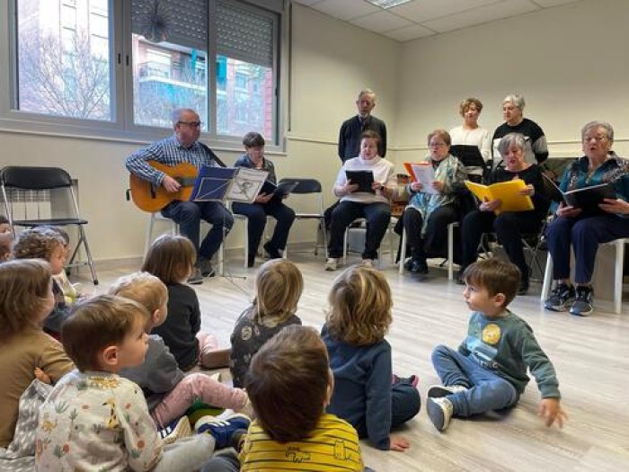 Les corals de persones grans canten nadales a les llars d'infants i a les residències de Manresa