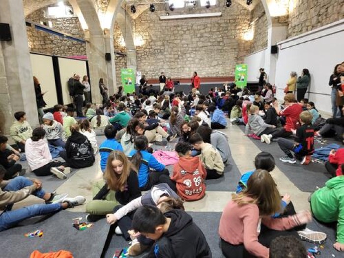 Uns 200 alumnes participen en la cloenda dels tallers Lego Build the Change a Manresa