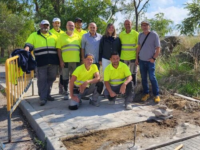 La brigada de barri fa millores i reparacions a les voreres de la Balconada