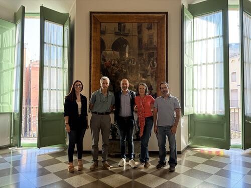 Jordi Selga Brunet fa la donació a l'Ajuntament de Manresa d'una porta modernista d'alt valor històric i patrimonial