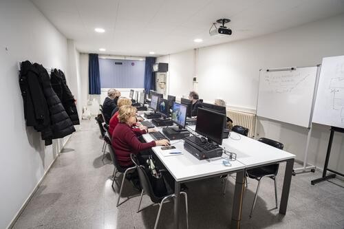 Els centres cívics de Manresa reprenen la programació de tardor amb noves propostes de vitrall i de música amb tecnologia 