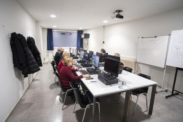 Els centres cívics de Manresa reprenen la programació de tardor amb noves propostes de vitrall i de música amb tecnologia 