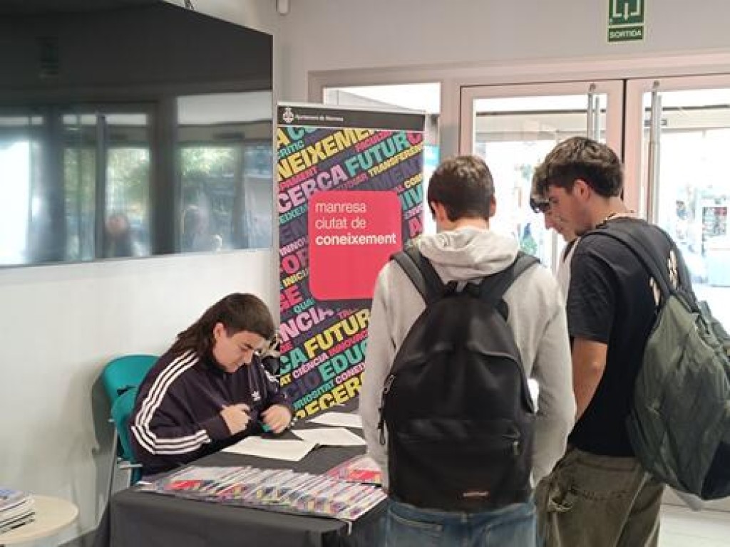 Manresa da la bienvenida a nuevos universitarios con un paquete informativo sobre la ciudad