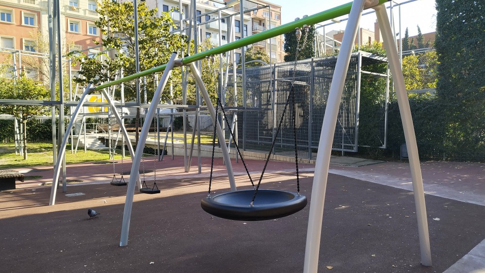 L'Ajuntament de Manresa porta a terme la instal·lació d'una nova zona de joc infantil i altres actuacions de millora al Parc Vila Closes