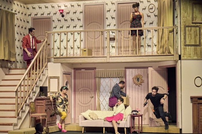 La comèdia 'Pel davant i pel darrera'  torna al Kursaal en tres funcions aquest  cap de setmana amb les entrades exhaurides