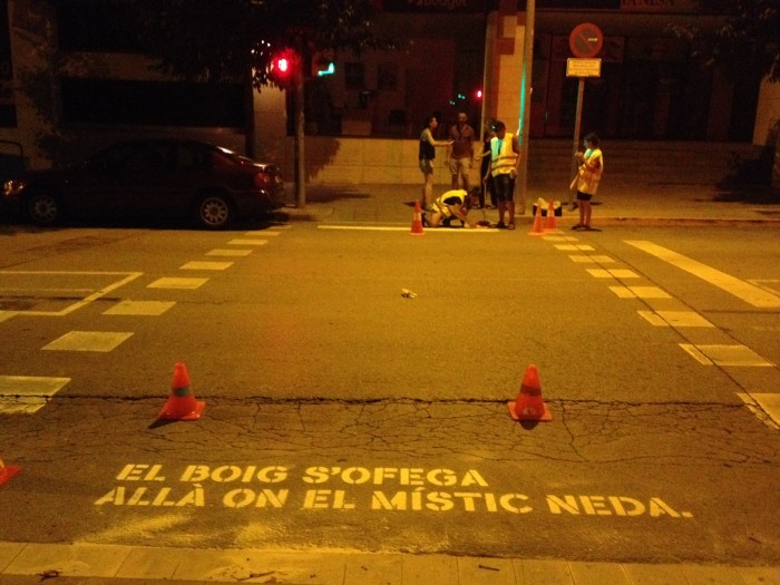 L'art urbà poètic arriba als passos de vianants de la capital del Bages