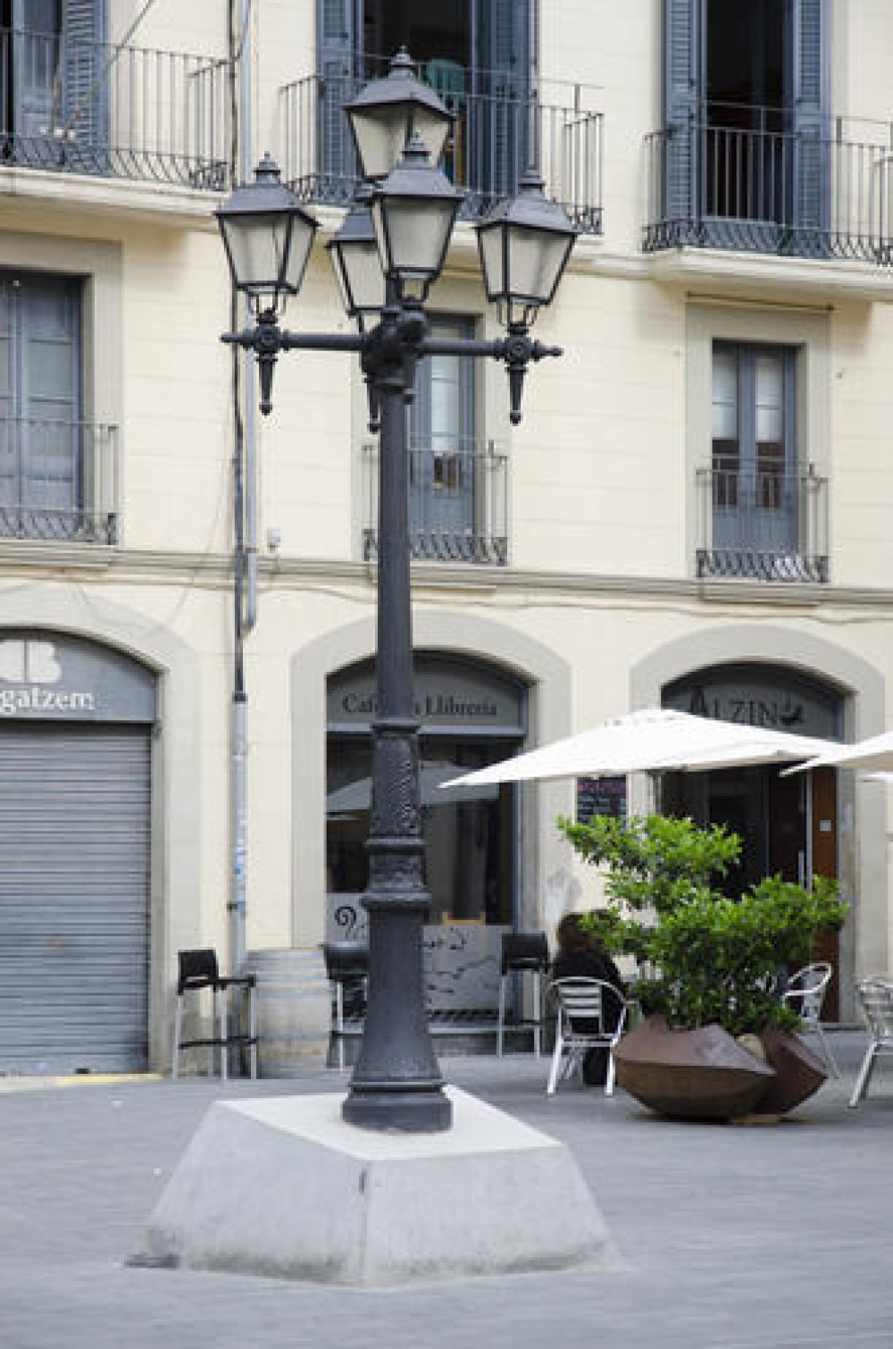 Dilluns comencen els treballs per connectar a l'enllumenat públic el fanal ornamental de la plaça Gispert