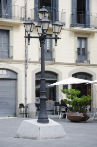 Dilluns comencen els treballs per connectar a l'enllumenat públic el fanal ornamental de la plaça Gispert