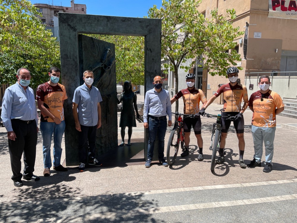 L'Ajuntament de Manresa rep els ciclistes que han fet el pelegrinatge solidari pel Camí Ignasià