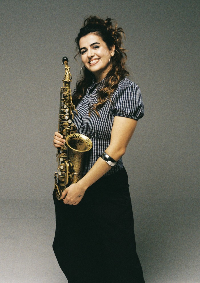 La saxofonista i cantant manresana Aina López Pla, convidada especial al concert Pepe Rivero i la Girona Jazz Project Big Band oferiran el 13 de març al Kursaal