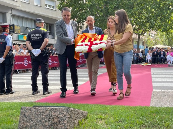 Més de cinquanta entitats i representants polítics participen en l'ofrena floral de la Diada Nacional de Catalunya a Manresa