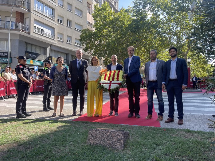 Prop de 60 entitats participen en l'ofrena floral de la Diada Nacional de Catalunya a Manresa