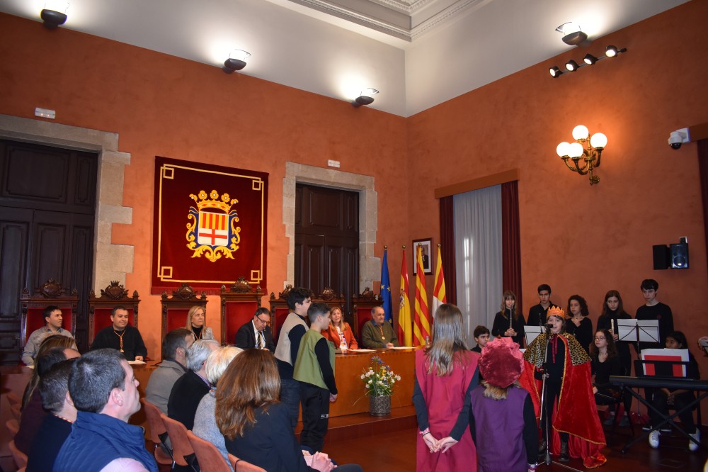 Alumnes de les escoles Jeroni de Moragas, Oms i de Prat i Renaixença recreen la història de la construcció de la Sèquia en el pregó infantil de la Llum