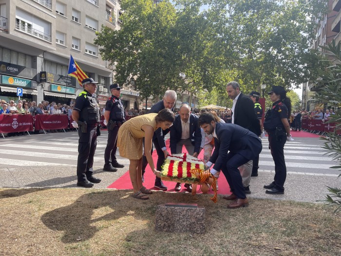 Més d'una cinquantena d'entitats i representants polítics participen en l'ofrena floral de la Diada Nacional de Catalunya a Manresa