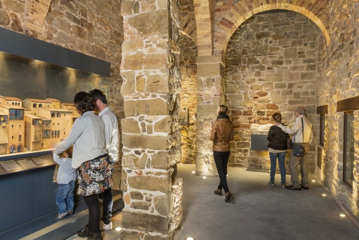 Manresa Turisme col·labora amb Bages Turisme i el Geoparc regalant contes durant la diada de Sant Jordi a les famílies que descobreixin la comarca 