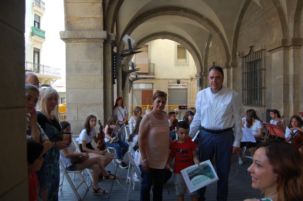 Doris Bondom guanya el tercer concurs de guarniment floral de balcons al Centre Històric de Manresa 