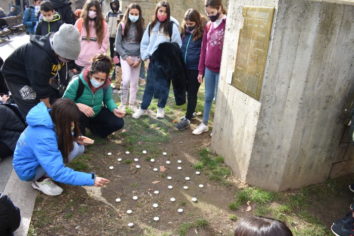 Alumnes de centres educatius de Manresa fan una encesa d'espelmes en record a les víctimes de l'Holocaust