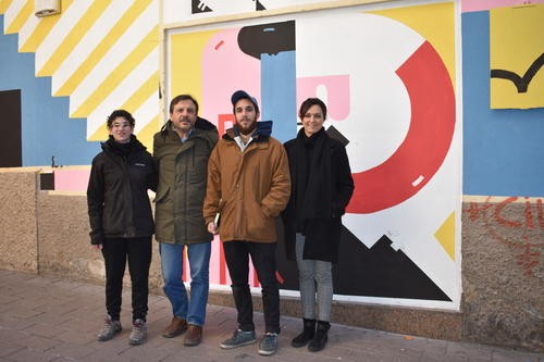 La suma de complicitats fa possible un mural artístic d'uns 25 metres que embelleix un tram del carrer Vilanova