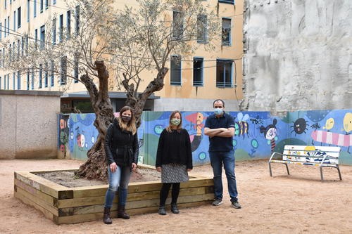 S'instal·la l'Arbre dels Desitjos i un banc pintat per l'artista Montse Forradelles al carrer de la Mel 