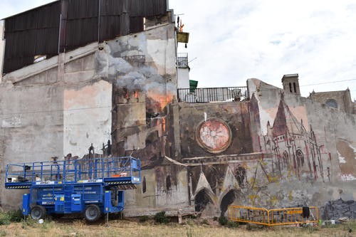 L'artista Gonzalo Borondo pinta un mural de grans dimensions  a Manresa
