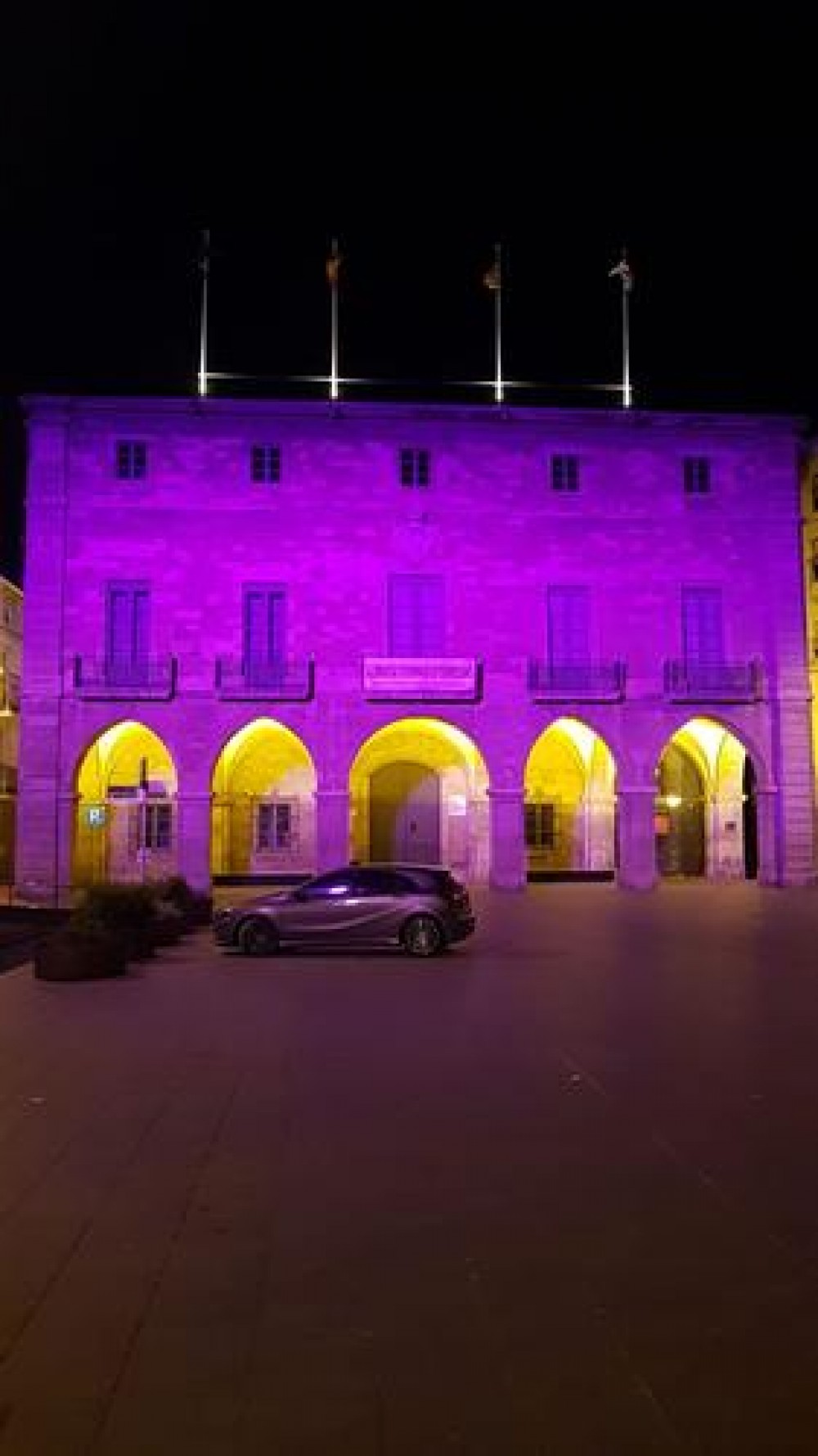 La façana de l'Ajuntament de Manresa s'il·luminarà de lila demà pel Dia Internacional del Dol Perinatal i Gestacional