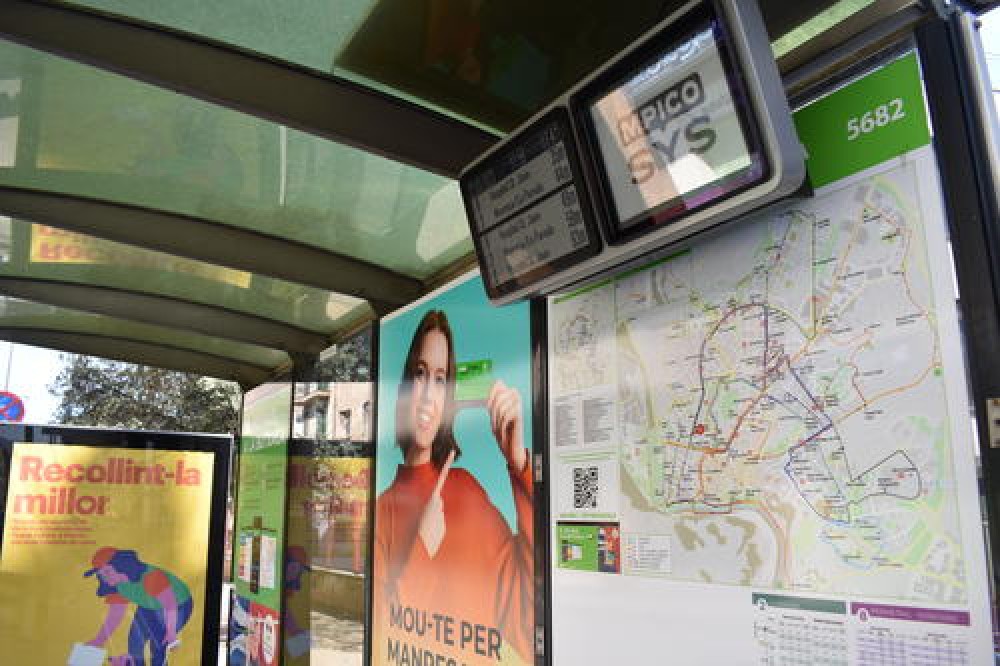 Manresa instal·la 27 pantalles electròniques d'informació a temps real de pas del bus urbà i 5 noves marquesines