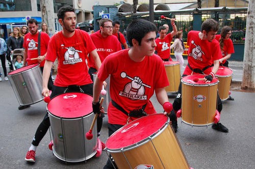 L'Ajuntament de Manresa ofereix un taller de percussió de carrer als alumnes de primer d'ESO per promoure el coneixement de la cultura popular 