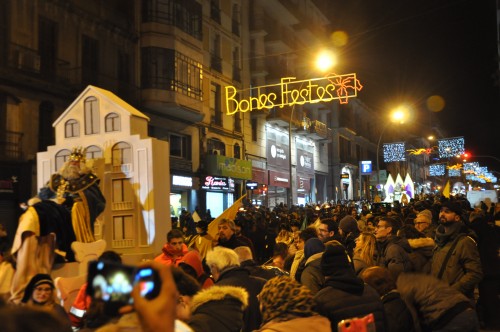 CRÒNICA: Una multitud rep amb il·lusió els Reis d'Orient a Manresa