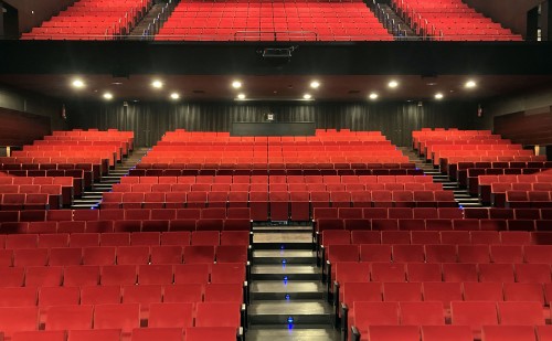 La Sala Gran del Kursaal estrena butaques aquest  cap de setmana amb tres funcions de la comèdia 'Una idea genial' de Sébastien Castro