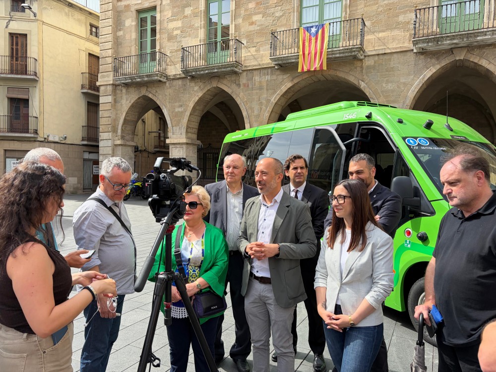 Comerciants i veïns acompanyen l'Ajuntament en el viatge de presentació del nou microbús del Centre Històric, que entrarà en funcionament aquest dilluns