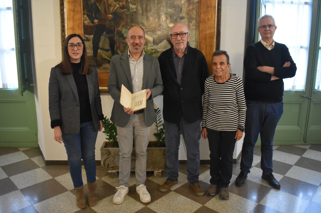 Carles-Jordi Guardiola dona un libro histórico sobre la Semana Santa a Manresa