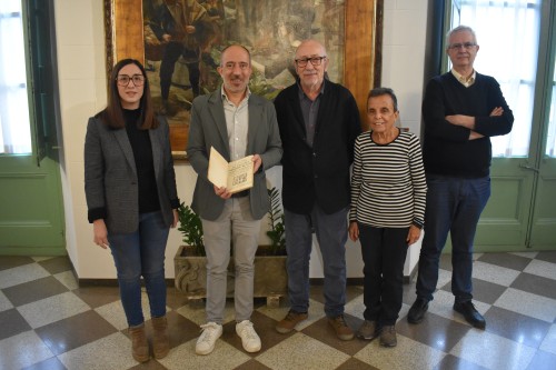 Carles-Jordi Guardiola fa la donació a l'Ajuntament de Manresa d'un llibre històric imprès a Manresa al segle XVIII