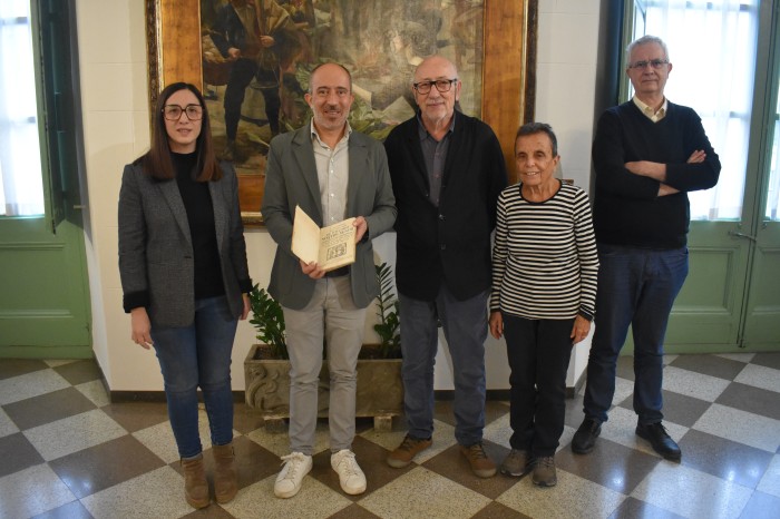 Carles-Jordi Guardiola fa la donació a l'Ajuntament de Manresa d'un llibre històric imprès a Manresa al segle XVIII