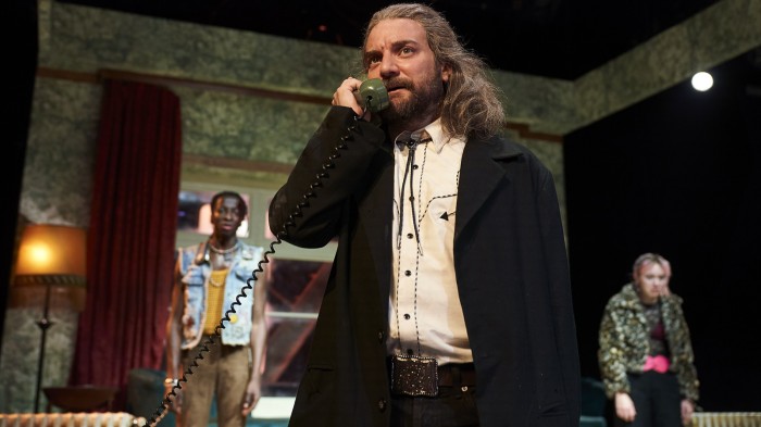 La comèdia negra 'La mà' de Martin McDonagh arriba aquest dissabte al Kursaal, encapçalada per Pol López