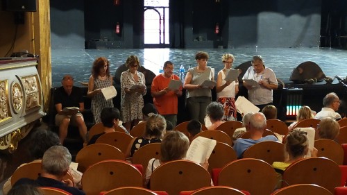 Una vuitantena d'actors i actrius de diversos grups amateurs de la Catalunya Central assagen durant l'estiu el muntatge participatiu d''El retaule del flautista'