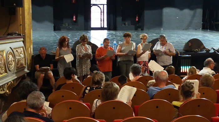 Una vuitantena d'actors i actrius de diversos grups amateurs de la Catalunya Central assagen durant l'estiu el muntatge participatiu d''El retaule del flautista'