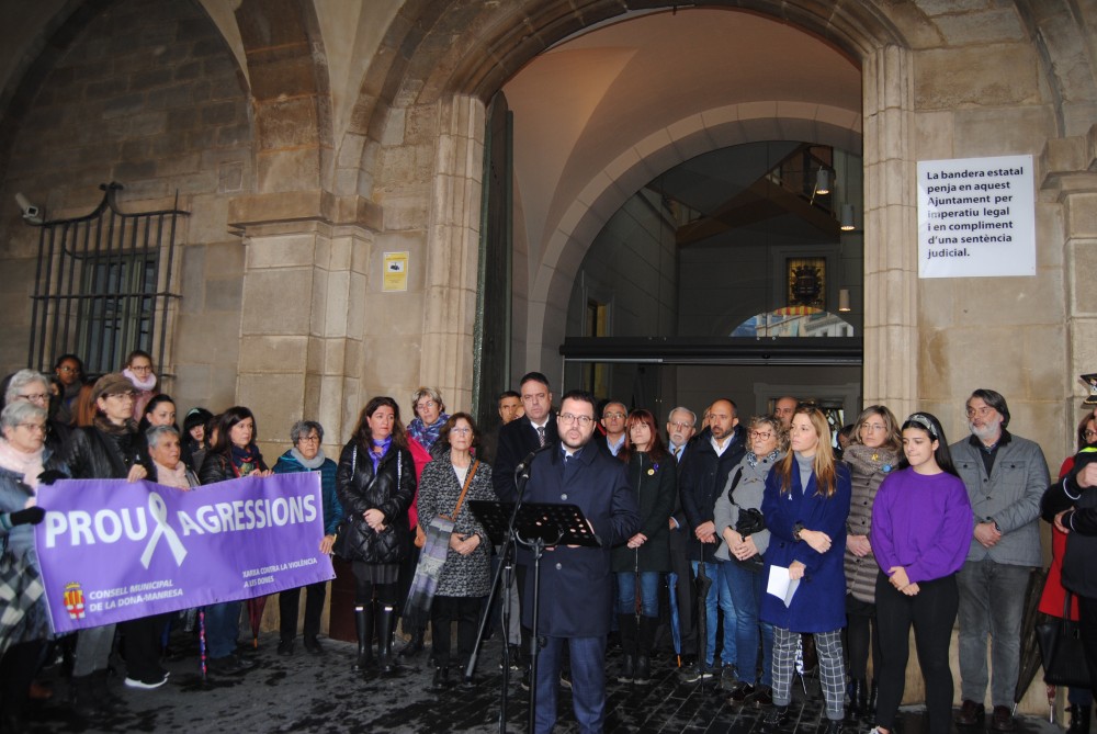 L'acte institucional del Dia Internacional per a l'eliminació de la violència de gènere a Manresa esdevé un clam contra el silenci còmplice